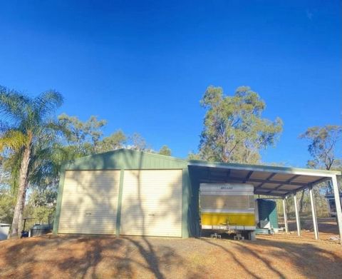 This hidden gem is just a few minute's drive out of the friendly town of Proston, close to the Boondooma dam which is a hotspot for all your water sports and fishing. The property consists of 49 acres of land, a lovely big dam, and weekender type acc...