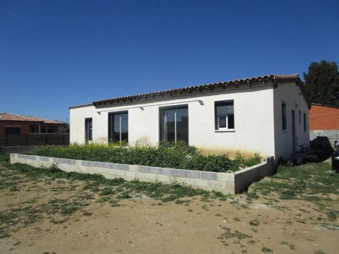 A 15 min de Lézignan Corbières, dans un village toutes commodités du Minervois, cette villa 4 faces de plain pied d'environ 110 m² sur un terrain de 900 m² vous propose un grand séjour cuisine ouverte (56 m²) avec belle hauteur sous plafond. La parti...