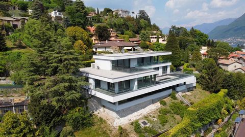 Questa villa ultramoderna di recente costruzione si trova a Como in posizione panoramica e allo stesso tempo centrale e gode di una vista spettacolare sul primo bacino del Lago di Como e sulla città murata. La villa, circondata da un giardino piantum...