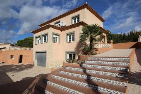 Villa verdeeld over 3 verdiepingen Op het gelijkvloers is een ruime garage met kantoor werkgedeelte berging slaapkamer en badkamer Op de 1ste verdieping is een inkomhal slaapkamer badkamer woon eetkamer ingerichte keuken met eethoek en toegang naar t...