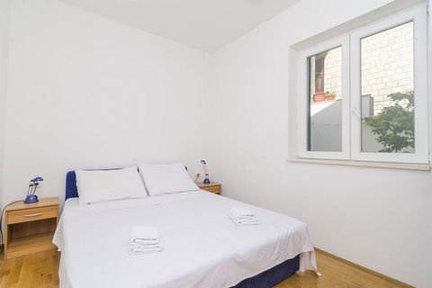 Medi Apartment dispone di un appartamento con due camere da letto con terrazza e vista mare situato in una zona tranquilla di Dubrovnik, a soli 300 metri a piedi dal centro storico di Dubrovnik. Gli ospiti avranno a disposizione il terrazzo attrezzat...