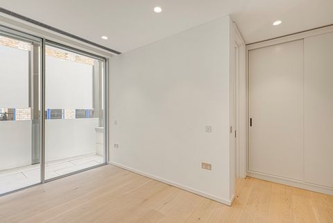 Reino Unido Sotheby's International Realty se complace en presentar este exquisito apartamento de tres dormitorios en el corazón de Covent Garden. Se encuentra en el segundo piso de un espectacular edificio de época que ha sido cuidadosamente ampliad...