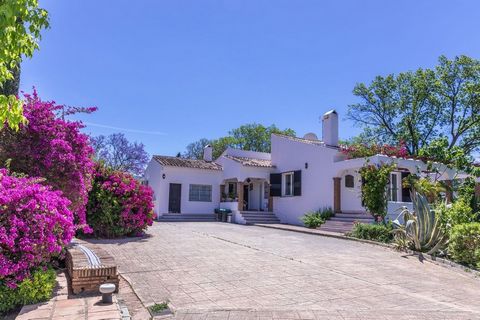 Maak van de gelegenheid gebruik om een klein stukje paradijs in Andalusië te bezitten. Welkom op dit uitzonderlijke landgoed, dat een gastenverblijf omvat, dat de perfecte combinatie biedt van luxe, comfort en een prachtige natuurlijke omgeving. De F...