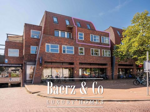 Plein 32 Bergen, dit fijne en royale appartement over twee woonlagen en een ruime garagebox in de parkeerkelder, bevindt zich op een absolute toplocatie in het gezellige centrum van Bergen. Via de centrale entree met trappenhuis en lift bereiken we h...