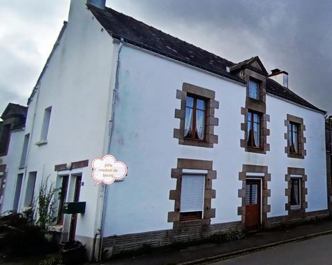 Jolie maison de bourg sur la commune de Lantillac, proche de Josselin. Ce bien immobilier à rénover présente une surface habitable de plus de 120M2 avec de multiples possibilités d'agrandissements ou de création de pièces. Actuellement, elle se compo...