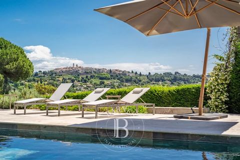 Alleinvertreter. Nur wenige Minuten vom Dorf Saint-Paul de Vence entfernt, befindet sich diese moderne Villa in erhöhter Lage und wurde komplett renoviert und bietet ca. 290 m² Wohnfläche auf drei Ebenen mit atemberaubendem Panoramablick. Auf einem f...