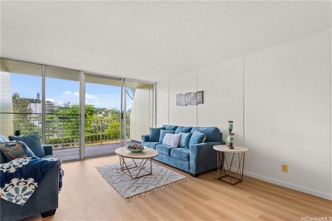 Back on market because buyer could not actually qualify for the loan. No fault of seller. No issues with unit. Insured with lots of reserves! Great for first time buyer or VA wanting to be close to work and have easy access to H2 freeway. Spacious, q...