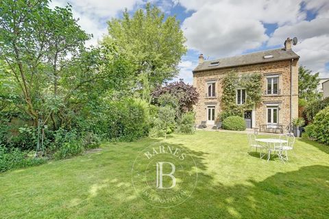 Superb early 20th century house located in the highly sought-after Viroflay Rive Gauche district. This detached family home, fully renovated with high-quality materials, offers 250m² (2,691 sq ft) of floor space (193m² or 2,077 sq ft excluding the ba...