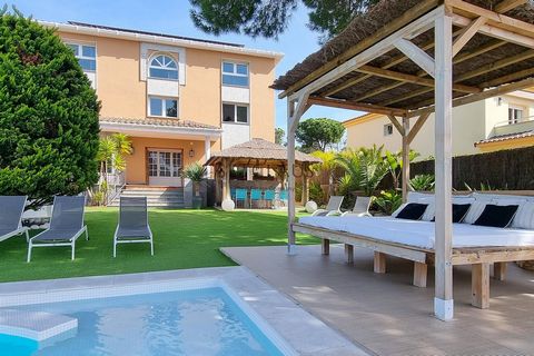 Descubre este chalet independiente en Calella de la Costa con Licencia Turística. Con una superficie de 552 m² distribuidos en cuatro plantas, esta magnífica propiedad es el refugio perfecto para quienes buscan amplitud y exclusividad. La vivienda cu...