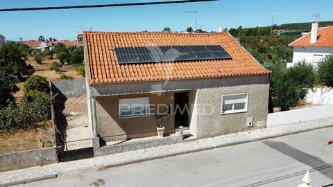 Frei stehendes Haus in Moita do Norte, Vila Nova da Barquinha. Wenn Sie auf der Suche nach einem Zufluchtsort vor der Hektik des Alltags sind, könnte diese Villa Ihr zukünftiges Zuhause sein. Es besteht aus Erdgeschoss und Keller und verfügt über ein...