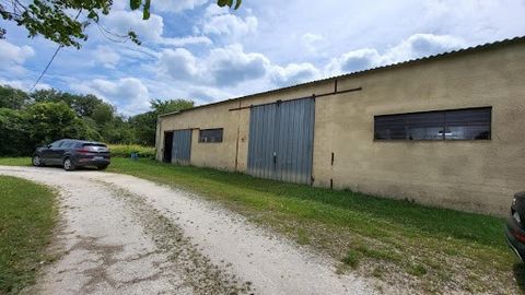 Proche Mussidan grand hangar en bon état général de 345 m² environ sur parcelle de 883 m² accessible par chemin avec droit de passage. Il présente l'avantage de 2 grandes porte d'accès. Dalle en béton en bon état. Ce hangar peut convenir à des activi...