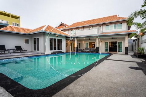 Villa de luxo em Pattaya, Tailândia Venda: Villa moderna em Pattaya Localizada a apenas 15 minutos do centro de Pattaya e a 10 minutos das praias de Jomtien, descubra esta suntuosa villa principal de 4 quartos, completamente renovada com bom gosto e ...