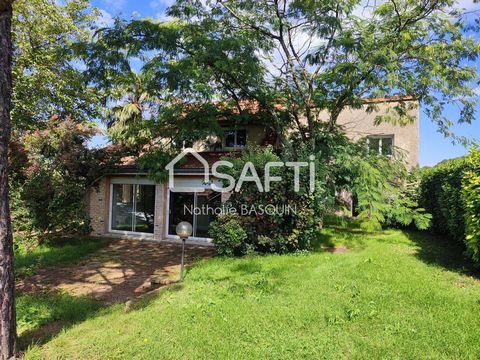 Sur un magnifique jardin arboré, à découvrir ce bel ensemble immobilier composé d’une maison d'habitation et de sa dépendance. Garage - remise. Situées à 15 minutes du Creusot et de sa gare TGV pour Paris/Lyon et à 10 min de la rcea ''les baudots'' p...