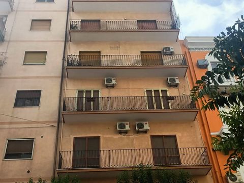 PUGLIA - TARANTO - VIA JAPIGIA Proponiamo in vendita luminoso appartamento in Via Japigia 10, situato nella zona Montegranaro di Taranto. L'immobile è situato al 7° piano di uno stabile dotato di ascensore. Le spese condominiali ammontano a soli 28 e...