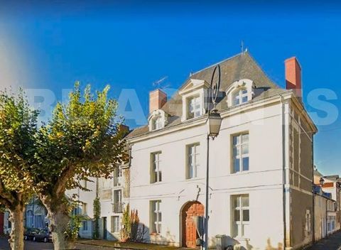 BL Agents bietet Ihnen dieses geräumige Stadthaus von 96 m² im Herzen eines privaten Herrenhauses zwischen Chinon und Châtellerault, in der Nähe von Geschäften und Annehmlichkeiten. Es bietet im Erdgeschoss ein Wohnzimmer mit offener Küche und einem ...