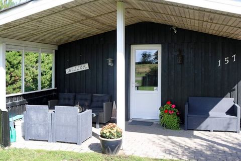 Ferienhaus in kurzer Gehweite von Küste und Meer bei Helberskov. Steht auf einem schön angelegten und gut abgeschirmten Rasengrundstück. Im Haus geräumiger Küchen-/Wohnbereich für das Familienleben, mit Holzofen und direktem Zugang zur verglasten Ver...