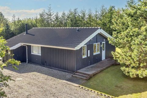 Ferienhaus in Trend mit kinderfreundlichem Strand im Ferienhausgebiet. Im Haus Küche mit u.a. Spülmaschine und Kühl-/Gefrierschrank. Drei Schlafzimmer, aufgeteilt in zwei mit einem Doppelbett und ein Zimmer mit zwei Einzelbetten. Hochstuhl und Kinder...