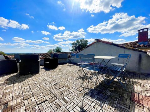 Au sein de vos agences Laborie Immobilier, découvrez cette charmante maison de village située à Ceyras, à 5min de Clermont l'hérault et de l'A75, qui offre un cadre de vie spacieux et lumineux. Ce bien est composé au rez de chaussée d'un grand garage...