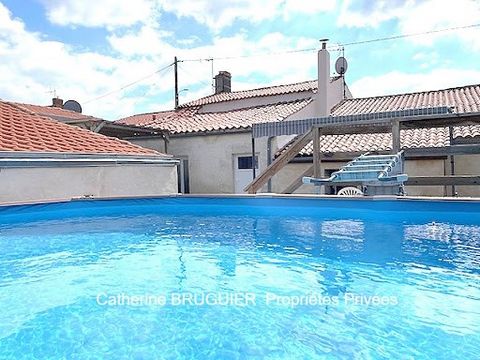 Belle charentaise rénovée de 175 m2 avec 4 chambres, garage et piscine, située au calme dans un hameau sur la commune de St Jean de Liversay, à 20 mins de La Rochelle. Derrière une belle façade, se cache une maison confortable et agréable avec au rdc...