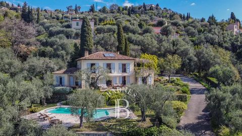 Charming Provençal house of approximately 240 sqm enjoying panoramic views of the hills, the sea, and Lake Saint-Cassien, located just a few minutes' walk from the perched village of Cabris. The land, of around 5,500m2, offers numerous olive trees al...