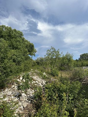 WYSPA KRK, OKOLICA DOBRINJA - działka budowlana w spokojnej okolicy We wschodniej części wyspy Krk leży gmina Dobrinj z centrum o tej samej nazwie. Dobrinj położony jest na wzgórzu o wysokości około 200 metrów i jest jednym ze średniowiecznych zamków...