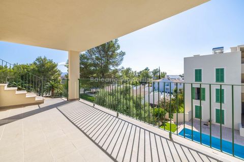 Diese kürzlich fertiggestellte Wohnung ist Teil einer neuen Anlage, zu Fuß vom Strand entfernt in einer ruhigen Gegend von Puerto Pollensa. Jede Wohnung wurde sorgfältig mit Komfort, Bequemlichkeit und Modernität im Hinterkopf entworfen, mit offenen ...