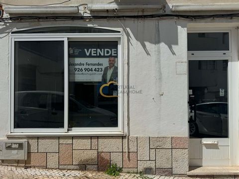 Entdecken Sie den Charme dieser Gewerbeimmobilie, die schließlich in Albufeira umgewandelt werden könnte, im Herzen der historischen Stadt. Dieser gemütliche Raum mit einer Bruttogeschossfläche von 36,4 Quadratmetern bietet die perfekte Gelegenheit, ...