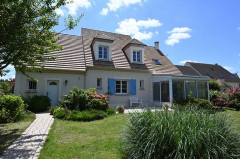 NOUVEAUTE / EXCLUSIVITE : Centre ville de LIMOURS, à proximité des écoles, collège et lycée, venez visiter cette maison traditionnelle de 2007 edifiée sur 900m2 de terrain paysagé et arboré. Elle offre 157m2 de surface composée d'un hall d'entrée ave...