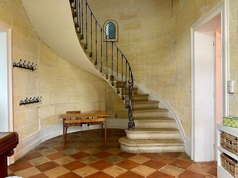 Surrounded by beautiful countryside, this beautiful and bright Gironde house is only 20 minutes from the famous village of Saint Emilion. Although the building dates from the end of the 18th century, it has been carefully renovated in keeping with lo...