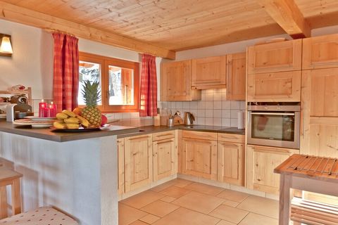 Chalet luxueux et très confortable, équipé dans une optique hautement qualitative avec entre autre une cheminée, sauna, accès internet, garage et IPad/IPod système. Vue panoramique sur le vallée. Une chambre au rez-de-chaussée dispose de sa propre en...