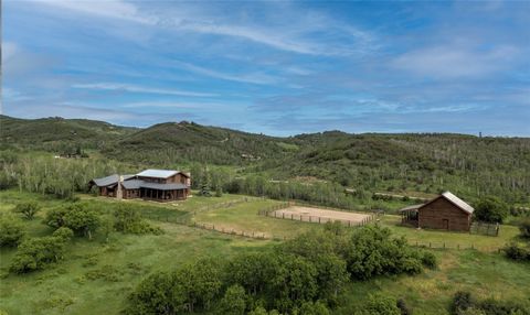 Die Dog Patch Ranch befindet sich auf einem malerischen 36,78 Hektar großen Grundstück mit herrlichem Blick auf das Skigebiet Steamboat und die Flat Top Mountains. Mit einer Scheune, einem kleinen Reitplatz und produktiven Weiden ist dieser Rückzugso...