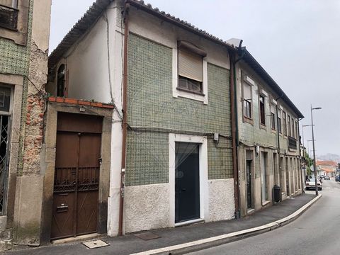 Vende-se Fração Comercial – 42m² na Zona de Coimbrões, Vila Nova de Gaia Apresentamos esta loja com 42m² de área bruta , localizada na Rua Barão do Corvo, numa das zonas mais centrais e acessíveis de Coimbrões. Características principais : 1 casa de ...
