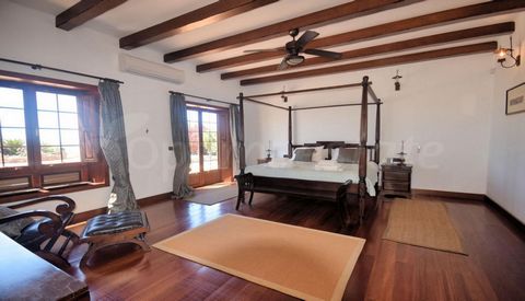 Een prachtige vrijstaande woning hoog op de hellingen van Montaña Roja, met een prachtig uitzicht over Playa Blanca, de Atlantische Oceaan, het eiland Lobos en Fuerteventura. De villa is gelegen op een perceel van 2000 m2 in de prestigieuze urbanisat...