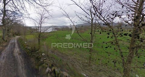 Terrain rustique situé dans la fregesia de chã À environ 400 mètres du barrage de la rivière Rabagão. Ne manquez pas cette occasion et réservez votre visite dès aujourd’hui. Predimed Imobiliária, Mediação Imobiliária, Lda. Avenida Brasil 43, 12º Anda...