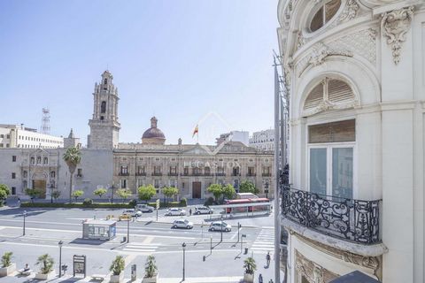 Exclusiva vivienda dúplex con vistas despejadas a una encantadora plaza Situada en la planta alta de un moderno edificio construido en el año 2008, esta elegante vivienda destaca por su amplitud, luminosidad y diseño funcional, ofreciendo el máximo c...
