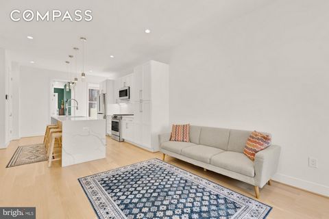 ¡Mejora de precio! El diseño elevado se combina con la vida boutique en esta residencia de 3 dormitorios y 3.5 baños en Eckington, donde los techos altos, los acabados exquisitos y un diseño de dos niveles cuidadosamente diseñado crean un refugio urb...