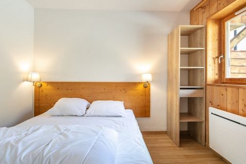 Welcome to your alpine escape in Saint-Sorlin-d'Arves, a cozy and light-filled mountain apartment just steps from the slopes. Perfect for families or small groups, this 37 m² retreat comfortably hosts up to 6 guests and offers the ideal setting for a...