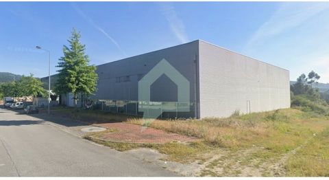 Armazém industrial localizado no Parque Industrial de Gême, na freguesia de Pico de Regalados, município de Vila Verde, distrito de Braga, está implantado num terreno de 4516m2, com uma significativa área de fabrico de 1916,50m2. A 'nave' de produção...