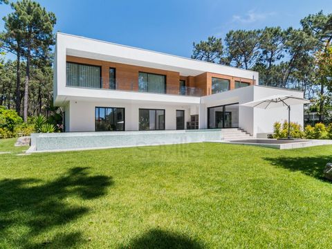 Deslumbrante moradia T4 nova a estrear situada na exclusiva Herdade da Aroeira, um dos mais prestigiados empreendimentos residenciais da margem sul de Lisboa. Combinando o melhor da natureza, do lazer e da sofisticação, a Herdade da Aroeira oferece u...