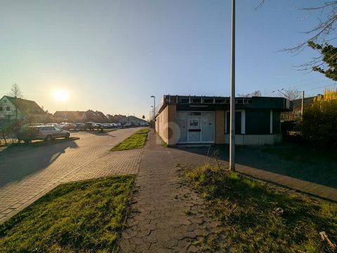 Stelt u zich eens voor: uw klanten stromen rechtstreeks van het treinstation van Emmerke naar uw nieuwe handelshal (260 m², 1100 m² eigendom)! Dit pand is gebouwd in 1975 en is een ruwe diamant die gerenoveerd moet worden, maar met een eindeloos pote...