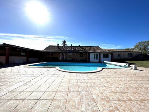 Villa indépendant avec piscine. 2 appartements, 2 maisons à rénover et terrain