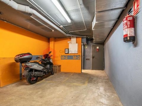 En Calle Pellaires en la zona de Diagonal Mar i el Front Marítim del Poblenou, se venden plazas de aparcamiento para coche y para moto. Las plazas para coche tienen unas medidas de 10,70 m2 con una cuota de comunidad de 117,87€ al mes y su precio de ...