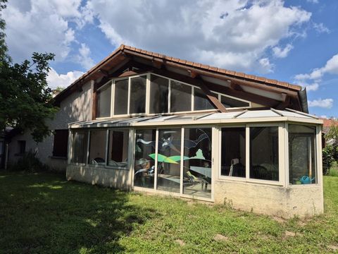 GRANDE MAISON INDIVIDUELLE DANS UN CADRE VERDOYANT