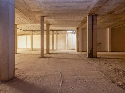 Discover a unique opportunity in the heart of Comunitat Valenciana! This expansive 3428m² property is perfect for recovery and renovation, offering immense potential for both residential and commercial use. With ample storage space and a dedicated ga...