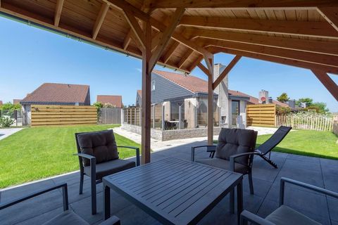 Welcome to a lovely- detached holiday home accommodating up to 5 guests, ideally situated in the quaint De Yperhof park in Julianadorp aan Zee. This inviting retreat features a bright, sunny living room with a cozy fireplace and picturesque views of ...