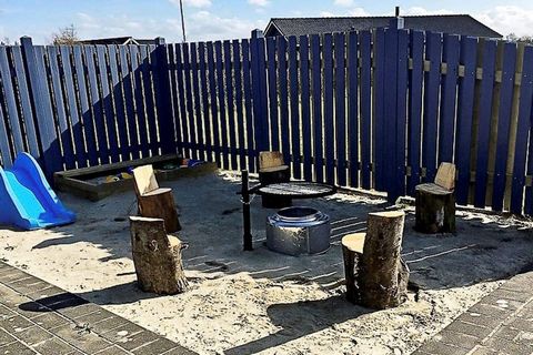Cottage with whirlpool and sauna located nicely peacefully on a completely enclosed and fenced plot by Bork Harbor. Here the family can find peace and time to really enjoy the holiday. The cottage has all modern facilities and a good decor. Central t...