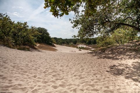 Rustieke glamping met modern comfort Gelegen in het hart van de natuur op Vakantiepark Sandberghe in Uden, biedt deze charmante tentlodge de perfecte mix van rustiek avontuur en gezellig wonen. Stap binnen en ontdek een stijlvolle ruimte met een pell...