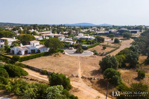 Lote de terreno urbano para construção de moradia em Alma Verde Resort Temos o prazer de apresentar um notável terreno de 734m², oferecendo uma oportunidade excepcional de construir a moradia dos seus sonhos no prestigiado Alma Verde Resort, uma comu...