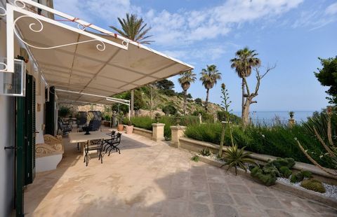 CASTRO - LECCE - SALENTO À Castro, le célèbre emplacement balnéaire des Pouilles connu comme « la perle du Salento » pour son extraordinaire beauté, nous sommes heureux de proposer à la vente une partie d’une villa historique d’environ 300 m², entièr...