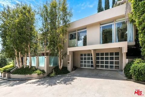 Sophisticated Contemporary Retreat in prime Lower Doheny. This gated Mid-Century is located on a quiet cul-de-sac street, surrounded by lush & mature landscaping. A bright & airy atmosphere awaits w/an open floor plan & floor to ceiling windows, allo...